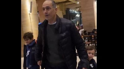 ظهور جمال مبارك وأطفاله في المول بكيس بلاستيك يثير الضجة، والنشطاء: المصريون بينسوا (فيديو) 