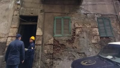 لحظة إنقاذ سكان عقار محتجزين بعد انهيار السلم فى الإسكندرية 
