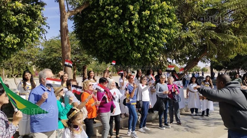 ظواهر تحتفل مع آلاف
