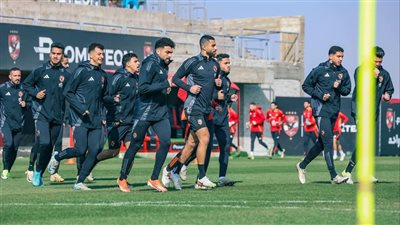 فريق الأهلي يبدأ التجمع بمطار القاهرة استعدادًا للتوجه إلى الجزائر 