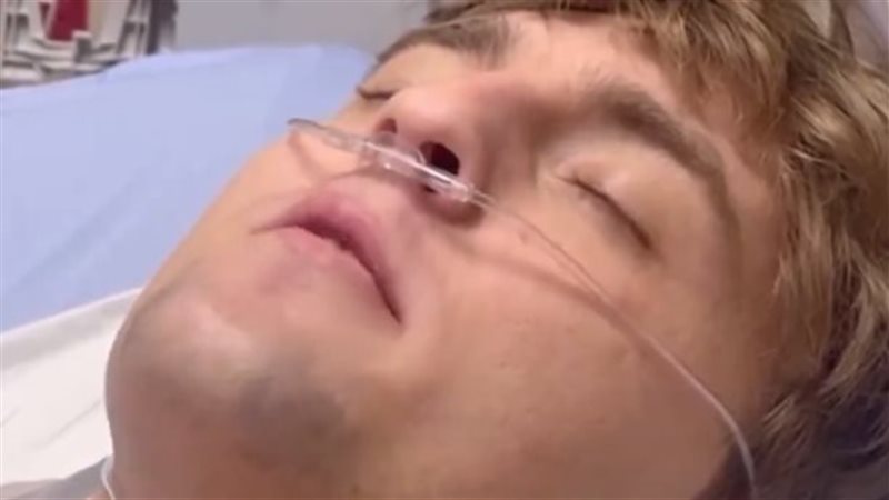 أمريكي يلاعب أفعي