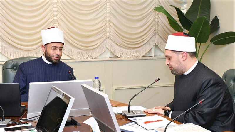 وزير الأوقاف يجتمع