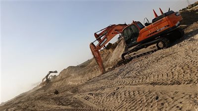وزير الإسكان يتابع مشروعات المرافق بالشيخ زايد