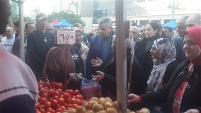 محافظ الإسكندرية يتفقد سوق المزارعين لليوم الواحد بسيدى جابر 