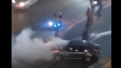 لحظة اشتعال الحريق بسيارة في الإسكندرية وتدخل المارة لإطفائها (فيديو) 