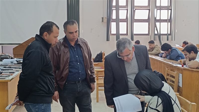 الطلاب يؤدون الامتحانات