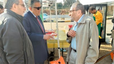 رئيس حي وسط يتفقد سوق المزارعين لليوم الواحد بالإسكندرية