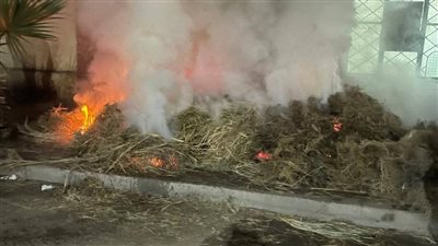 الرياح ساعدت على انتشار النيران، تفاصيل نشوب حريق بمخلفات أعلى سطح عقار في شبرا