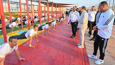 السيسي يتابع طابور اللياقة الصباحي لطلبة الأكاديمية العسكرية (صور)