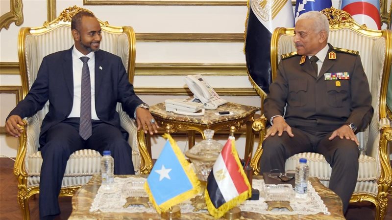 وزير الدفاع يناقش
