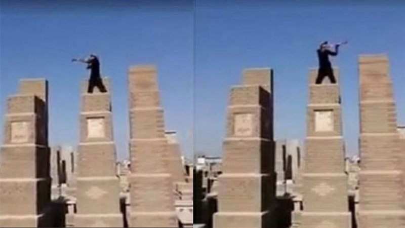مخمور ينفخ في بوق