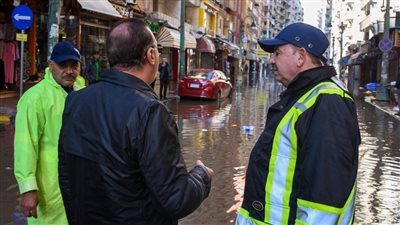 محافظ الإسكندرية يرفض مغادرة شارع خالد بن الوليد حتى إزالة تراكمات الأمطار