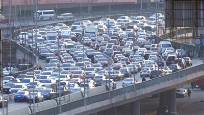كثافة مرورية مرتفعة في ميادين القاهرة والجيزة (فيديو)