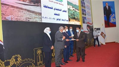 محافظ الوادي الجديد يكرم عددا من التنفيذيين المتميزين في أداء عملهم