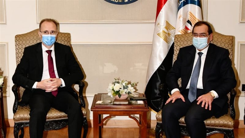 وزير البترول وسفير