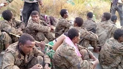 على أعتاب أديس أبابا.. مشهد مخز لأسرى الجيش الإثيوبي على يد التيجراي|فيديو
