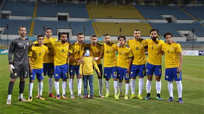 لاعبو الإسماعيلي يكرمون محاربا للسرطان قبل مباراة المحلة | صور