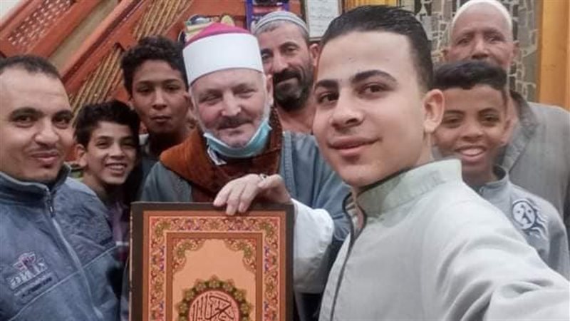 المتسابقون خلال تسلم