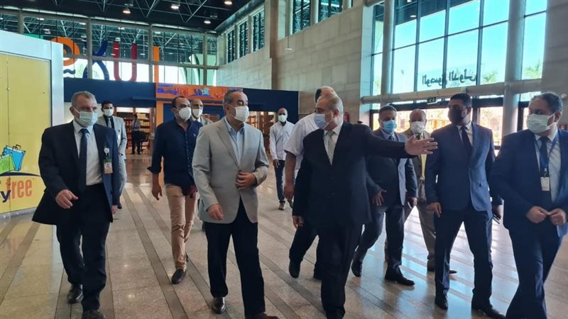 وزير الطيران يتفقد
