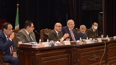 رئيس جامعة القاهرة يستعرض إجراءات ترشيد الإنفاق والحد من تفشي كورونا 
