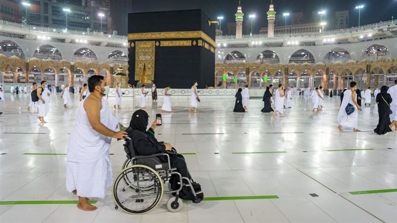 معتمرون في الحرم