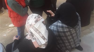 أولياء الأمور يفترشون الأرصفة لمساندة أبنائهم قبل امتحان الانجليزي بالإسكندرية (صور)