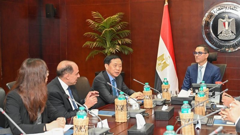 وزير الاستثمار يلتقي