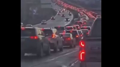 مشهد صادم، آلاف السيارات تغادر لوس أنجلوس في أكبر عملية نزوح بتاريخ أمريكا (فيديو)