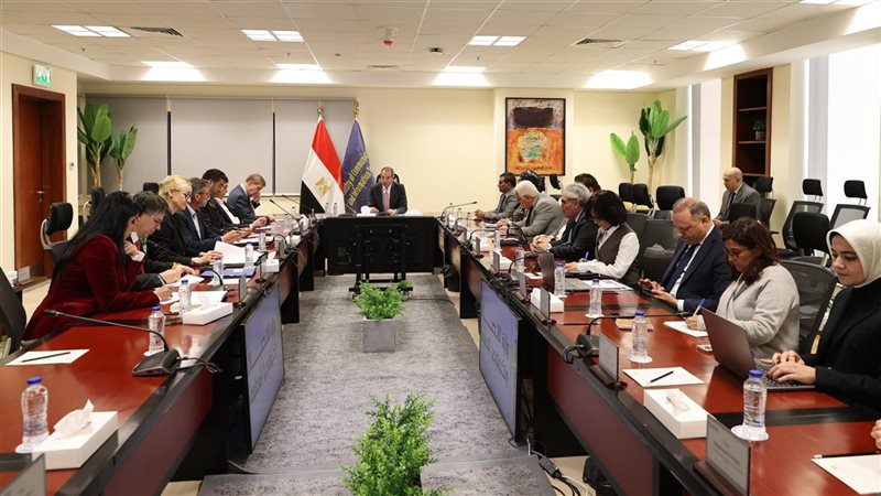 وزير الاتصالات ووفد