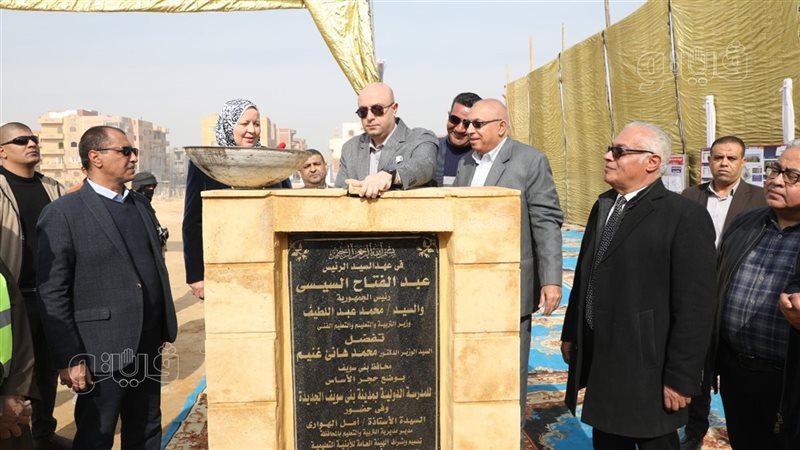 محافظ بني سويف يضع