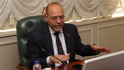 وزير العمل يلتقي وفدًا من شركة البويات والصناعات الكيماوية 