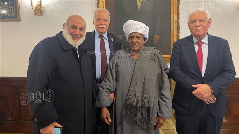 مسن من أمام ضريح