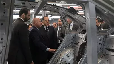 رئيس الوزراء يفتتح خطوط إنتاج سيارات 