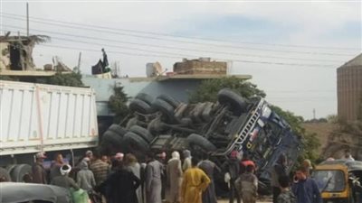 اختلال عجلة القيادة وراء انقلاب مقطورة في ترعة بالصف