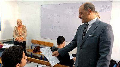 مدير تعليم الإسكندرية يتفقد لجان الشهادة الإعدادية في الإسكندرية (صور)