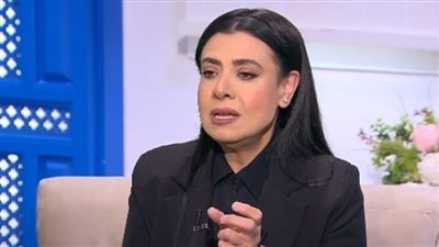 نشوى مصطفى تؤدي مناسك العمرة عن زوجها الراحل
