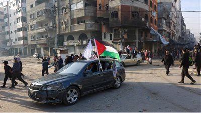 الفلسطينيون يرددون تكبيرات العيد بعد وقف إطلاق النار رسميًّا (فيديو)