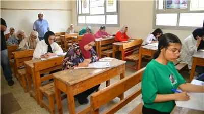 أزمات ثاني أيام امتحانات الشهادة الإعدادية.. تأجيل التربية الدينية بالقاهرة.. ومحافظ المنيا يصدر عقوبة رادعة لـ 3 مراقبين