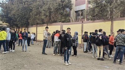 طلاب الشهادة الإعدادية عن امتحاني الدراسات الاجتماعية والهندسة: الأسئلة سهلة (بث مباشر)