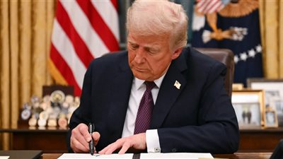 ترامب يبدأ ولايته الجديدة بعشرات الأوامر التنفيذية الصارمة، يقرر الانسحاب من منظمة الصحة العالمية، يعلن الحرب على المهاجرين ويفرض حالات الطوارئ، ويقنن منح الجنسية الأمريكية بالولادة 