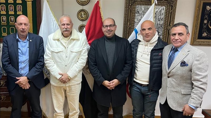 خالد زين مع مسئولي