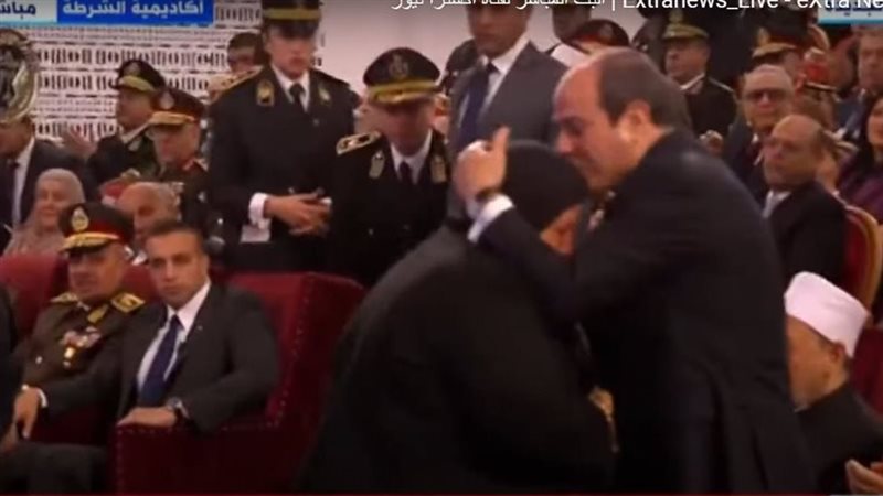 السيسي يقبل رأس والدة
