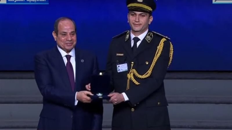الرئيس السيسي يمنح