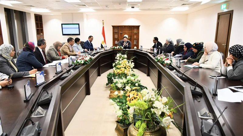وزير الرياضة يجتمع
