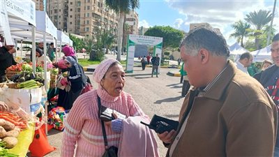 رئيس حي وسط الإسكندرية يتفقد سوق المزارعين لليوم الواحد (صور)