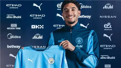 8 نجوم سبقوا عمر مرموش، لاعبون عرب ارتدوا قميص مانشستر سيتي 
