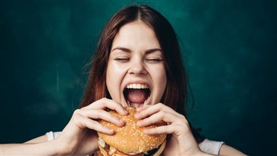 عادات غذائية وحياتية خاطئة تسبب زيادة الوزن