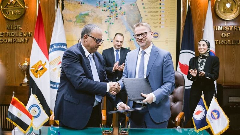 جانب من التوقيع علي