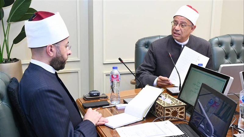 وزير الأوقاف يلتقي