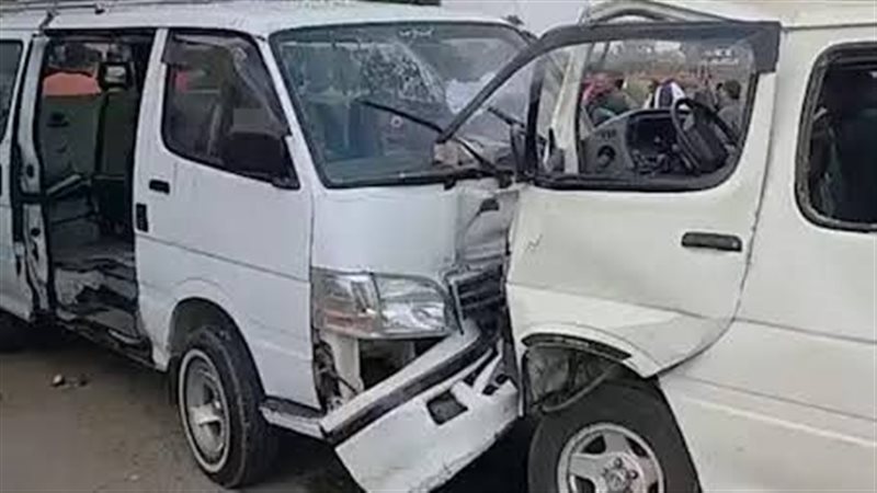 تصادم سيارتين ميكروباص